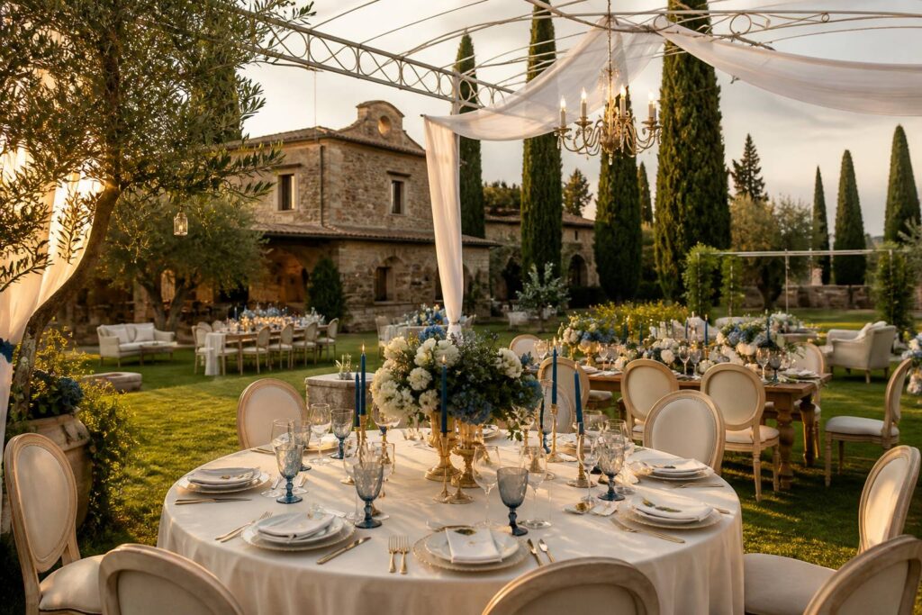 Domaine de mariage avec un casale en pierre et des tables dressées dans le jardin