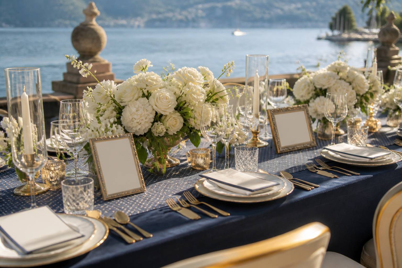 Table de réception dressée avec menus sans texte et fleurs blanches